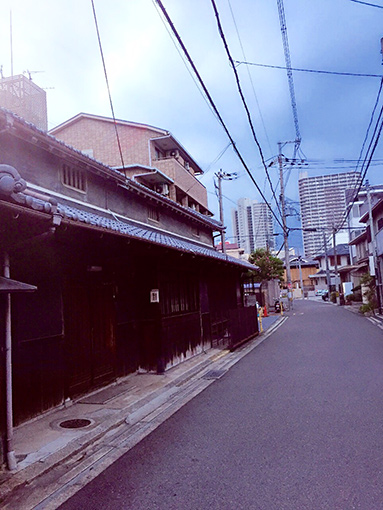 西国街道芥川宿と高層マンション