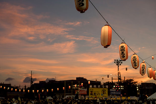 祭りの日の夕暮れ