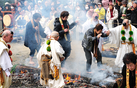 安岡寺護摩供養・火渡り神事